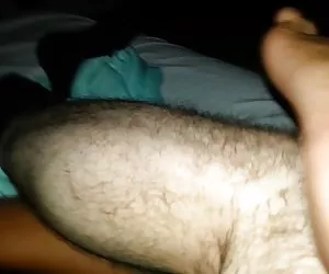 Corvo di Rachel utilizzando lozione sulla sua auto