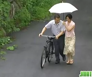 questi pantaloncini di jeans piccoli sono così stretti