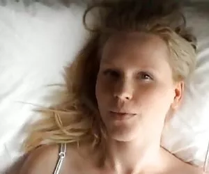 taettowiertes ragazza im roten Body