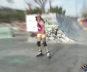 con los patines puestos y las bragas hasta las rodillas