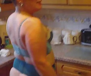 in cucina in calze e tacchi