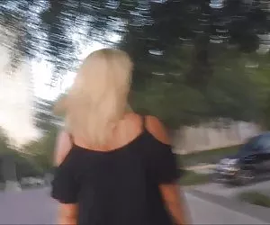 dolce ragazza lecca cazzo professionalmente