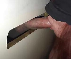 beurette baisee sauvagement dans un garage par 2 mecs