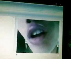 Guarda che questi nudisti lisci si gioca su una spiaggia pubblica