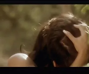 Procace bruna in nero lingerie