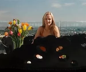 Alison White, puttana, sul divano