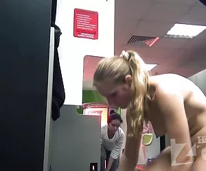 Desi gli amici adolescenti in casa devono guardare questo vdo