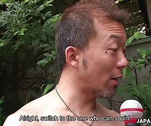 2 simpatici pulcini a giocare in giro