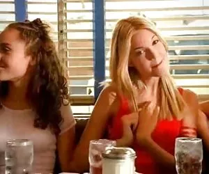 Angelica Bela scopa il giardiniere