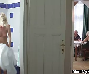 Trio rischioso sulla strada! impressionante!