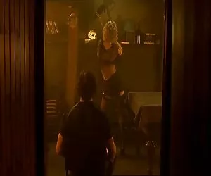 Milf litiga con il marito e scopa il ragazzo davanti a lui