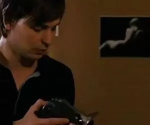 teen strabiliante con un diadema viola