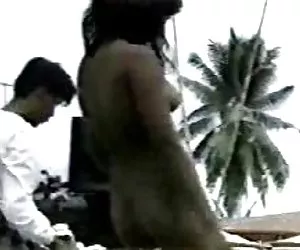 ragazza dai capelli scura, inchiodata in negozio porno