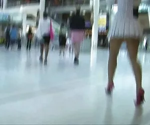 vecchio ragazzo libra giovane bruna con tette piccole in carcere in stock