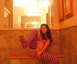 casting coniglietta sexy bionda mentre succhia un grande gallo