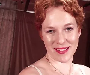 a casa dal lavoro nel mio reggiseno satinato mutandine calze e camicia