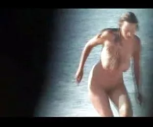 operaio benzinaio dà testa di ragazzo in bagno