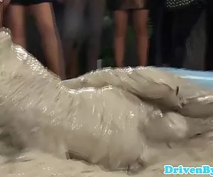 hotties europeo godere wrestling nel fango