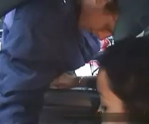 Kinky teen strofina il sua mutandine bagnate sulla sua fica nel letto