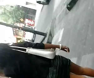 Madura puta en minifalda iii