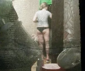 spiando attraverso la vetrinistica teenager