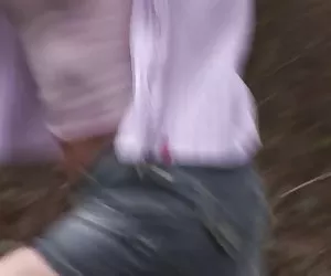 2 uomini mascherati con ragazza bionda