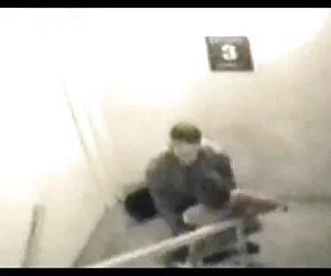 studentessa è a casa da solo