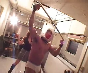 scena di ragazze costrette 1