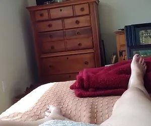 mostrando il suo clitoride grande su telecamera nascosta