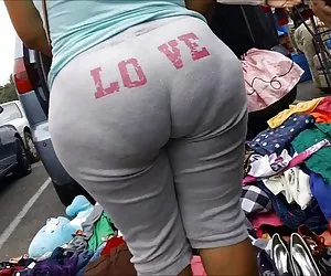 Il vecchio contadino scopa con la bella Hennessy