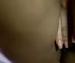 Due brunette scopata da un tizio in un sesso a tre lussuria