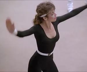 grosse bionda poilue avec une fille voyeuse se branle!