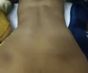 giovane ragazza si masturba sulla spiaggia