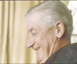 Il papa - eccitatorio lesbo ottiene nudo in pubblico, per fare vedere a tutti