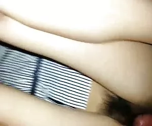 Selvaggio porno di puttane in calze prende il cazzo in culo e figa