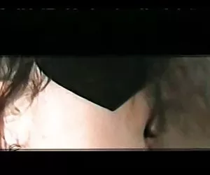 mia moglie pelosa avendo un pisolino sulla spiaggia di troc