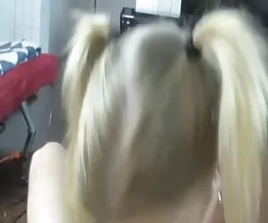 Sexy bionda dà masturbazione, all'aperto