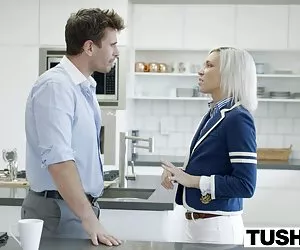 Carino pulcino caldo accreditato sul bukkake!