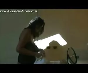 Bionda dà masturbazione con la mano