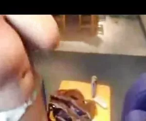 2 lesbiche in una stanza bianca