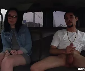 Culo rotondo agosto Smith ottiene la sua figa scopata adatto