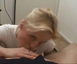 Procace bionda soddisfa il suo uomo