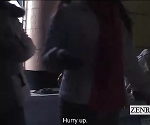 donna matura dando pompino in cucina