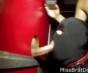 Voyeur orologi ragazza cambiando all'aperto