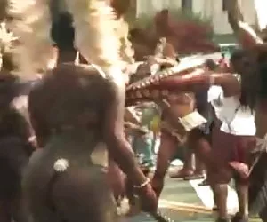 Nyomi marcella rende un hourse chiamare