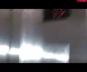 Mamma dà non suo figlio colpo e footjob