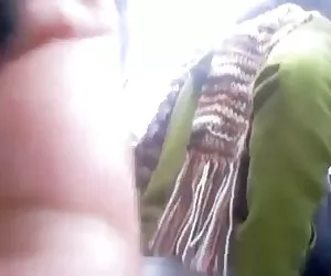 bondage di mummia di Veronica a saran wrap e del condotto di anteprima di nastro