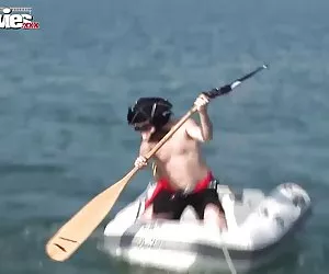 auto flash 4 ragazze presso una fermata dell'autobus