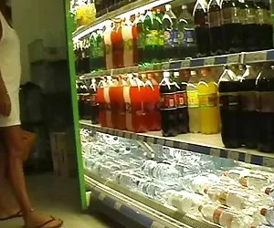 Petite brunette teen fa di se stessa