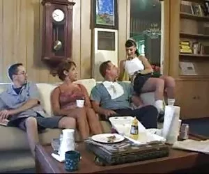 Valerie bianco succhia un gallo grasso e ha piedi inondate di sperma